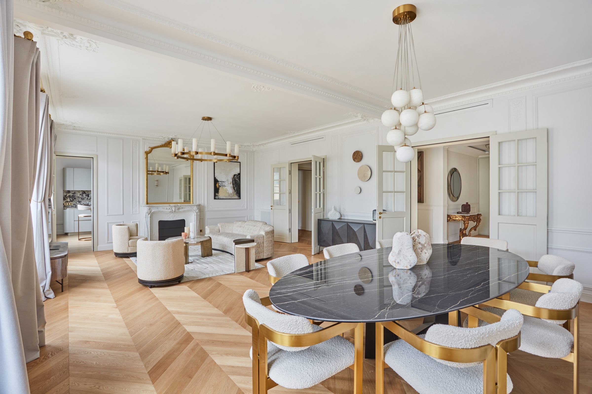 Salon haussmannien rénové par Maison Maray — Paris 7ᵉ
