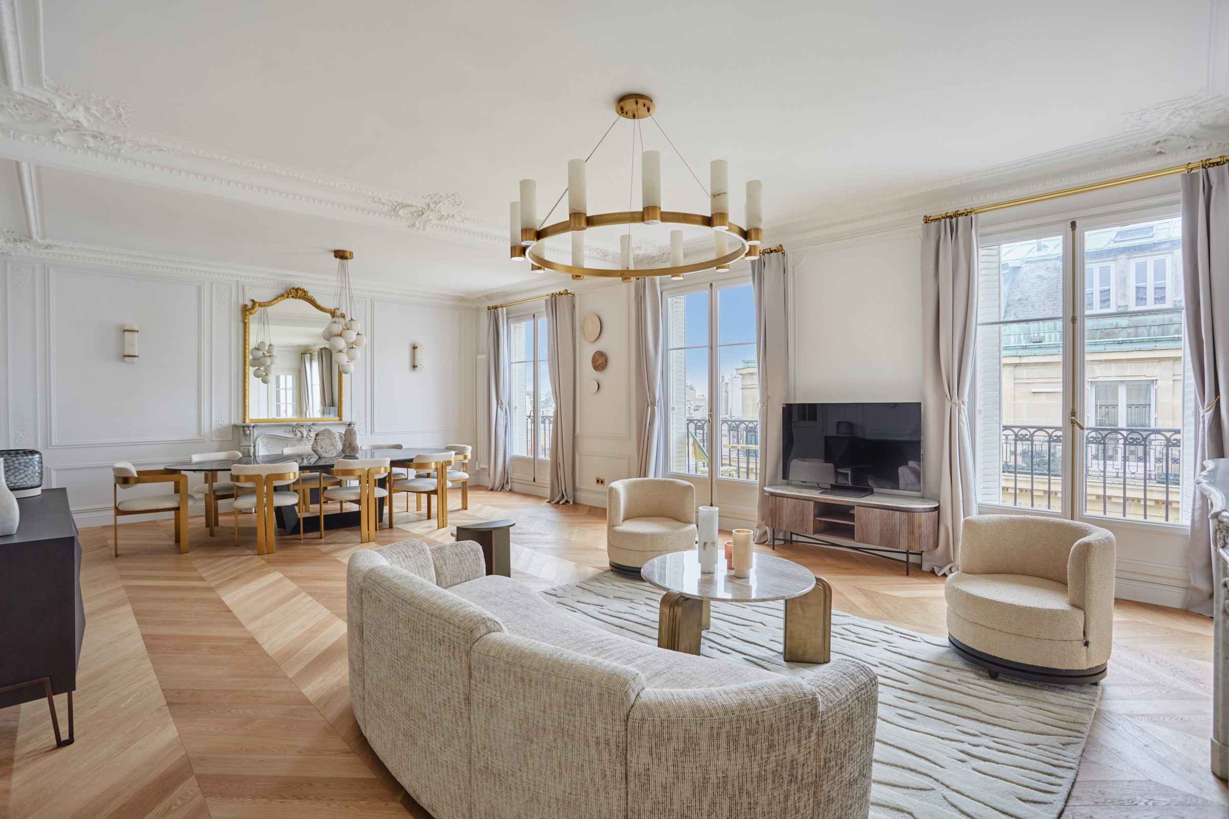Salon haussmannien rénové, parquet point de Hongrie, cheminée en marbre