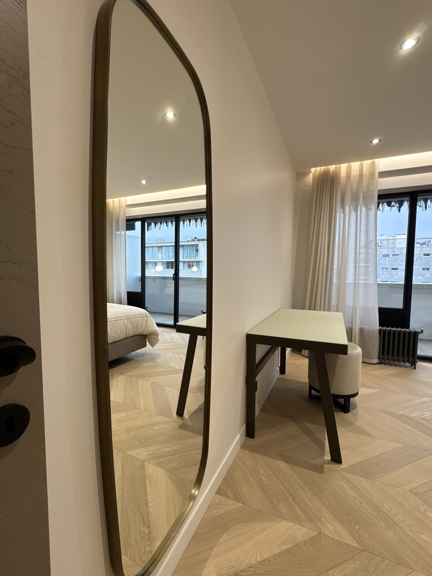 22-11 · bedroom, overall view