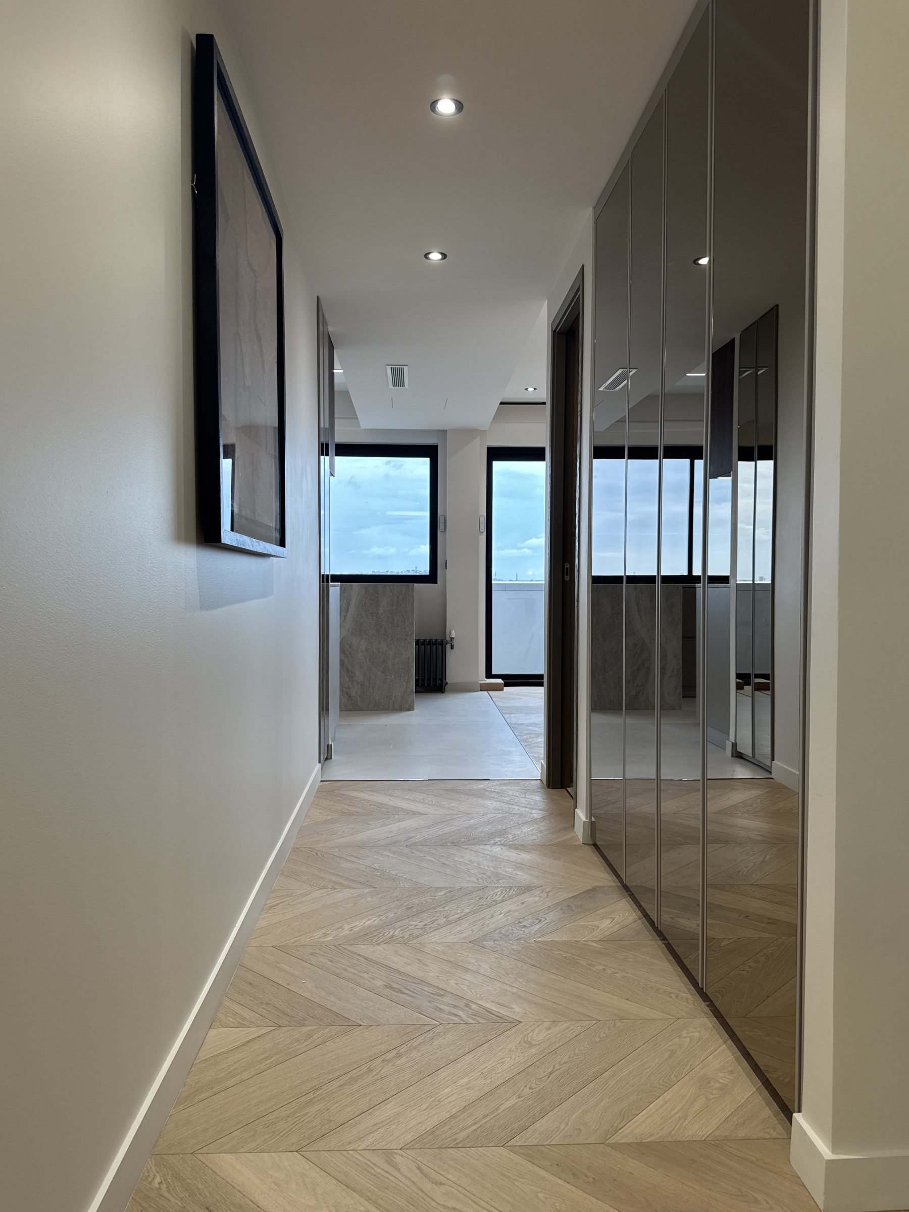Studio mansardé après transformation par Maison Maray, mobilier intégré