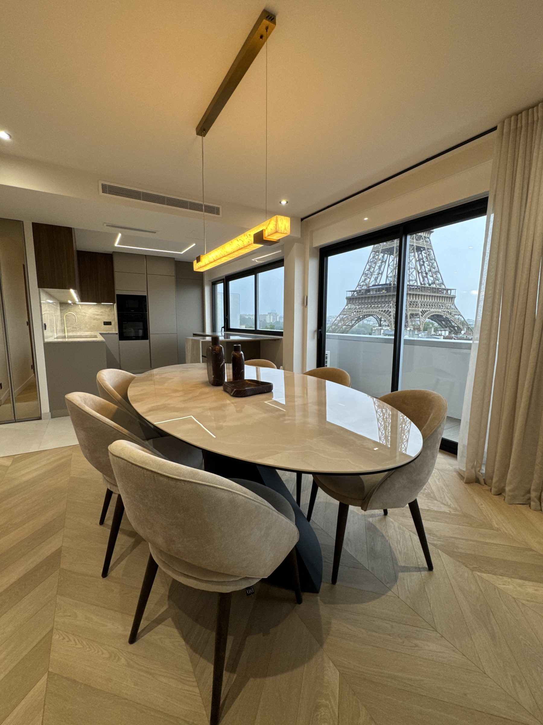 Salon parisien face à la Tour Eiffel, vue dégagée sur la Seine