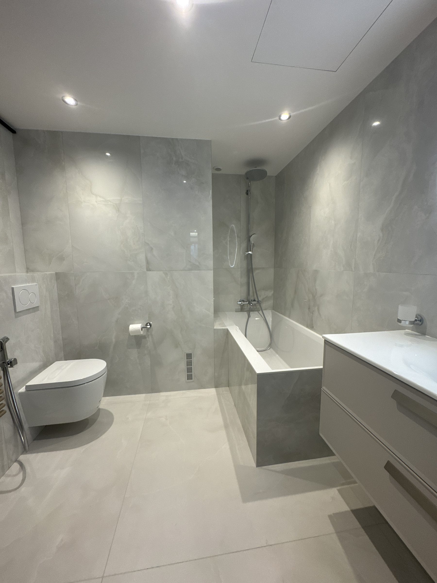 22-11 · bathroom, overall view