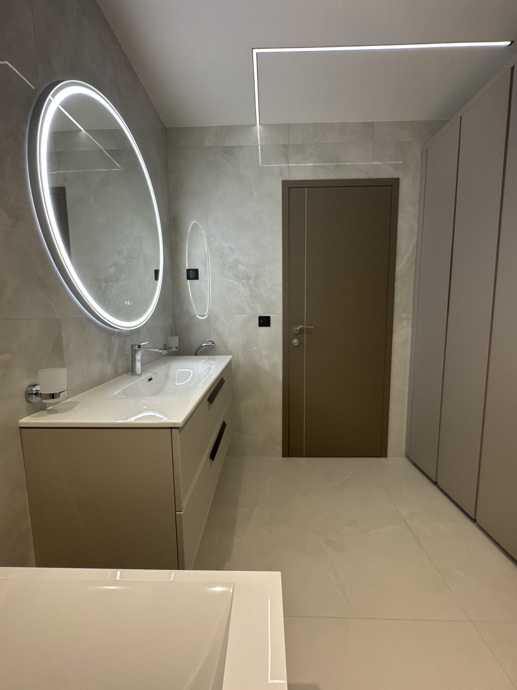 22-11 · bathroom, view 3