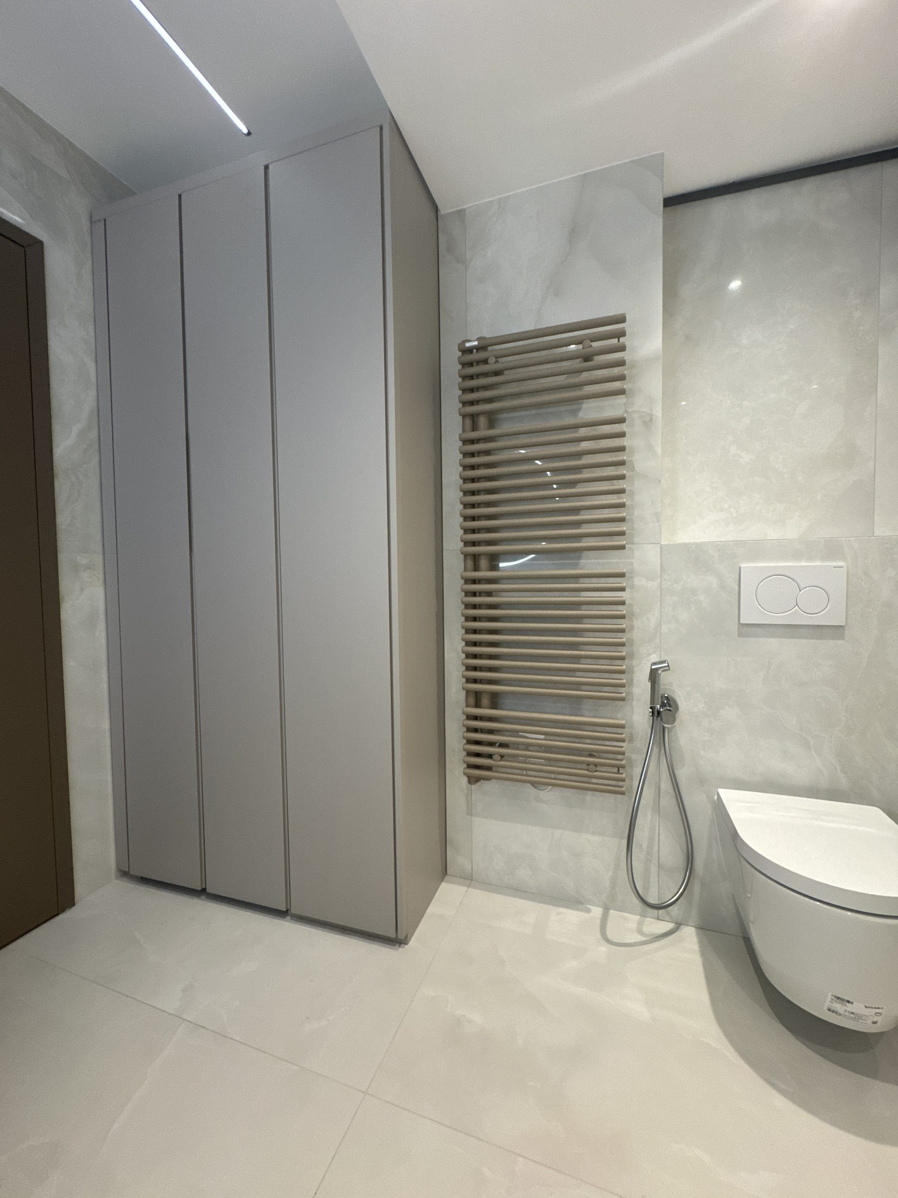 22-11 · bathroom, view 4