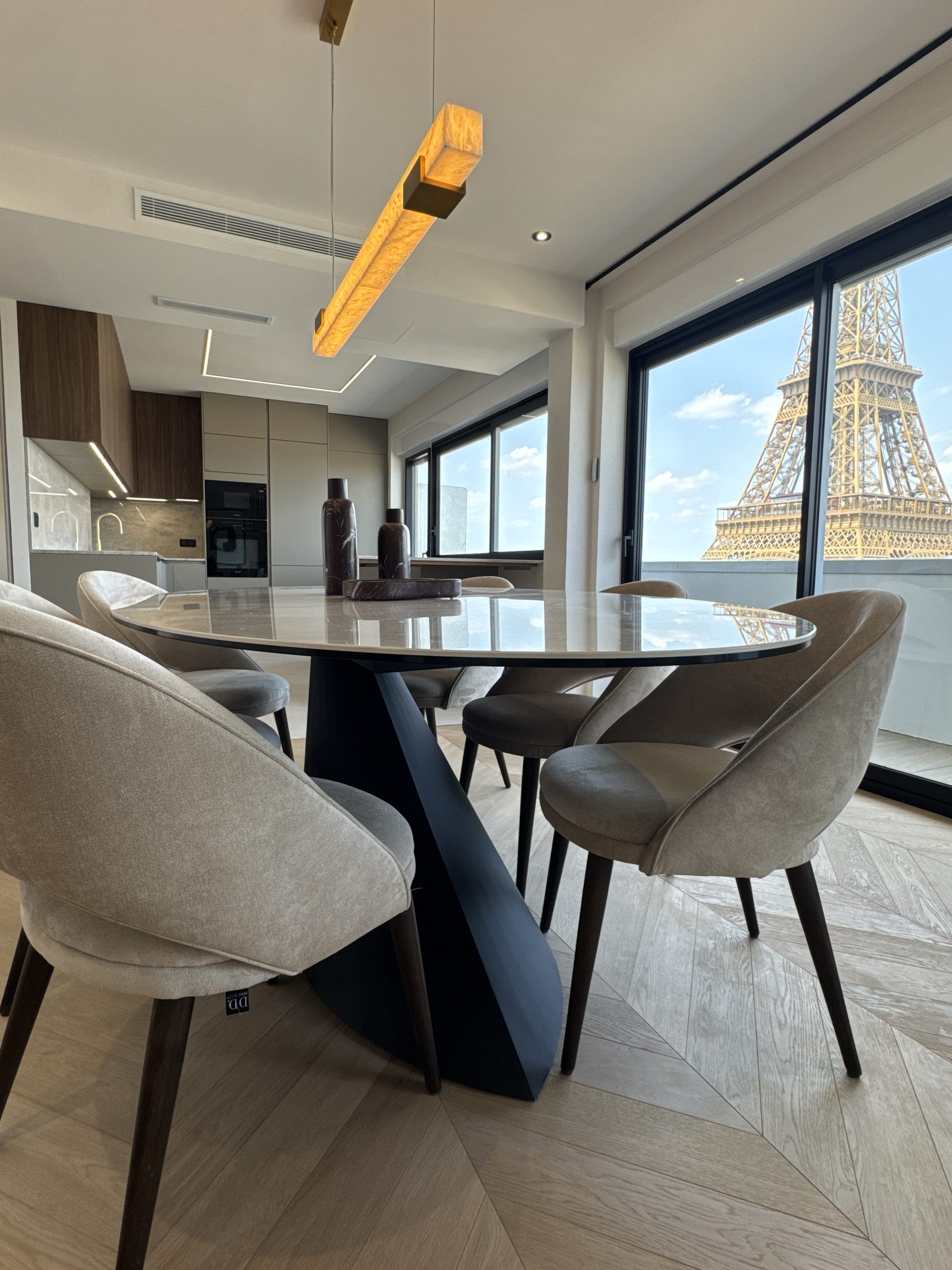 22-11 · living room, view 7 bis facing the Eiffel Tower