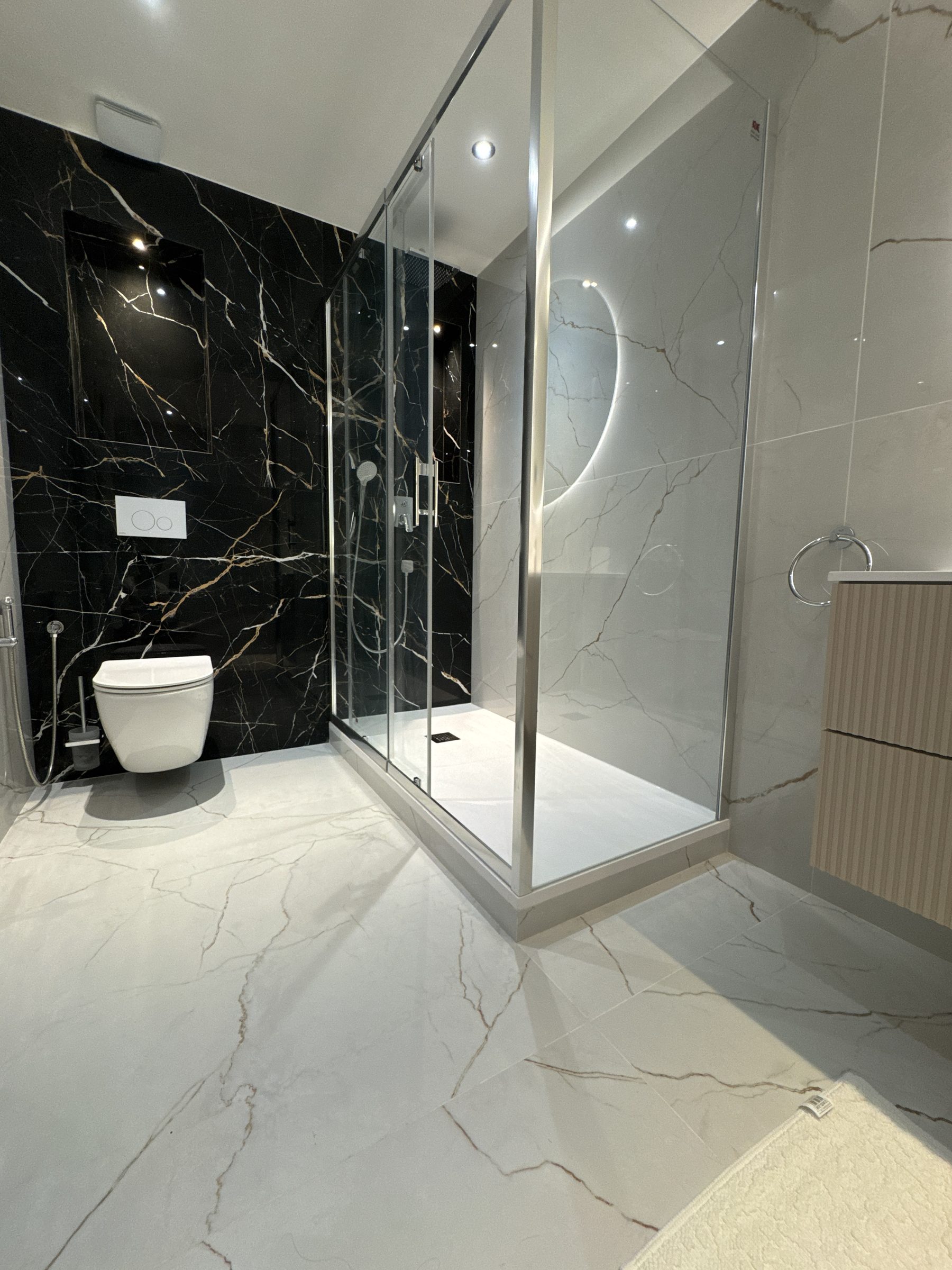 35-17 · bathroom, overall view