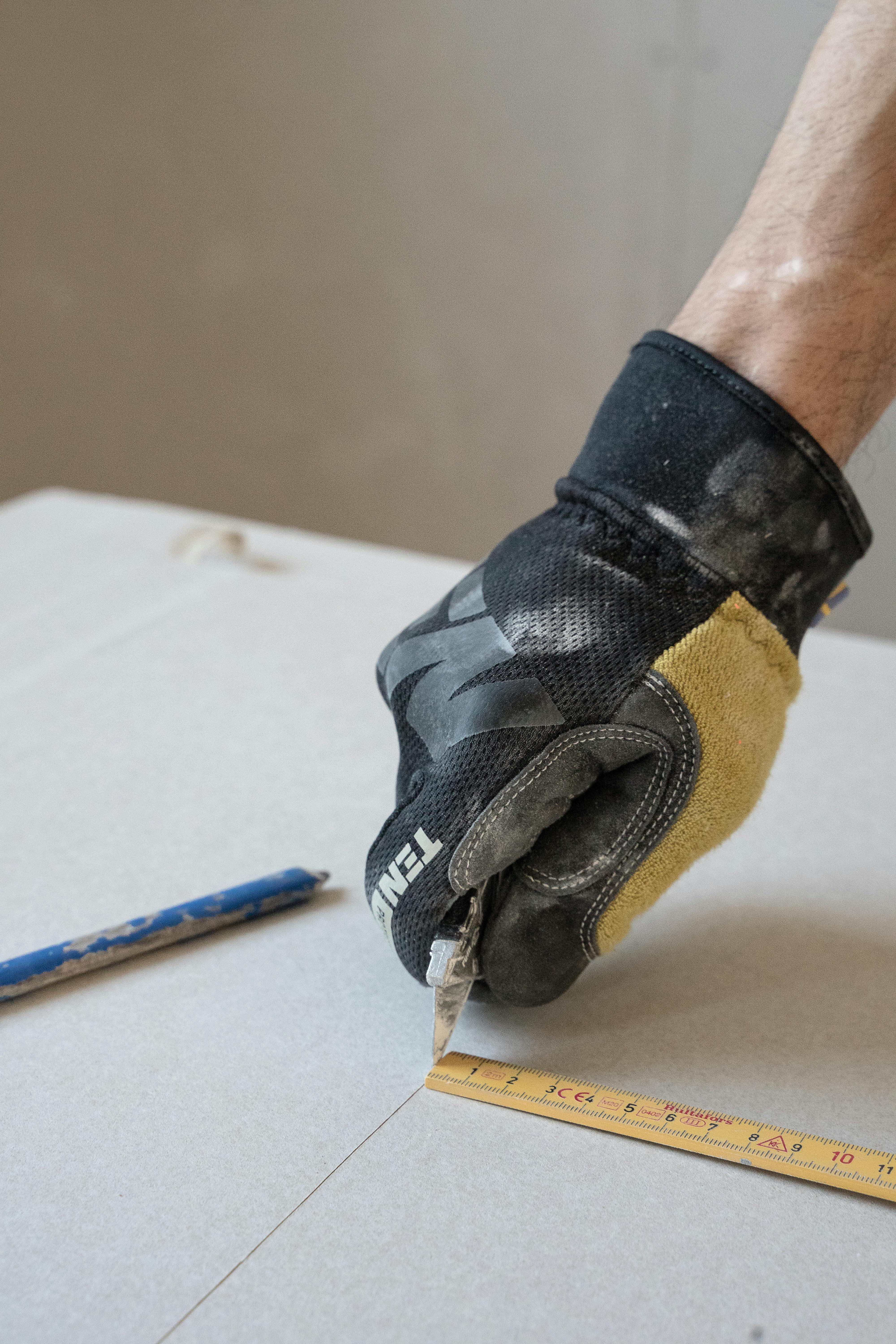 Artisan au travail sur un projet Maison Maray